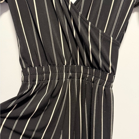 Express Black & White Pin Striped Jumpsuit | size MEDIUM - Picture 3 of 9